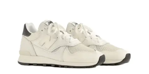 Cremefarbene Sneaker mit Teddy Santis Design, Mesh- und Lederdetails, weiße Schnürsenkel und schwarze Sohle.