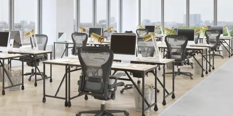 Bureau moderne avec postes de travail alignés, illustrant l'avantage open space pour la collaboration et la flexibilité.