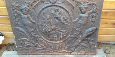 Plaque de cheminée en fonte ornée de putti et d'une scène mythologique. Une belle pièce pour une estimation.