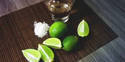 Tequila Sierra, jak pić? Kieliszek złocistego alkoholu, garść soli i soczyste limonki – idealny zestaw na wieczór.