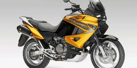 Żółto-czarny motocykl Honda Varadero XL 1000 z dużą szybą, gotowy na dalekie podróże.