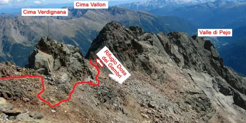 Sentiero segnato in rosso verso il Rifugio Mantova al Vioz, con vista sulle cime Verdignana e Vallon e la Valle di Pejo.
