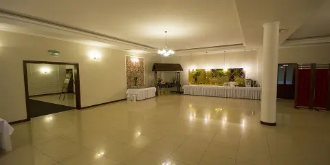 Elegancka sala bankietowa w Dworku Kasztelan Serokomla, gotowa na przyjęcie gości.