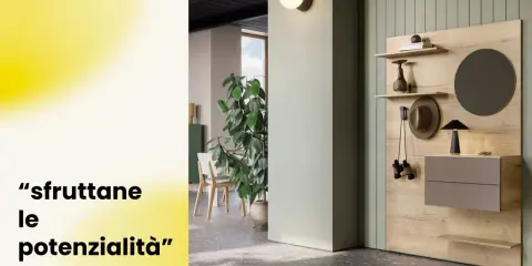 Soluzione moderna per arredare ingresso: pannello con mensole, specchio, cappello, binocolo e cassettiera.