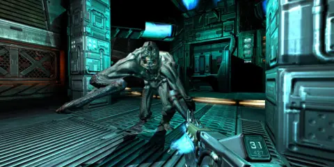 Potwór z Doom 3 BFG Edition spolszczenie czai się w korytarzu. Gracz celuje z broni.
