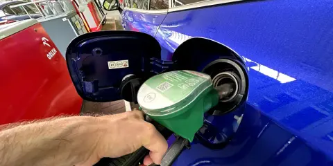 Tankowanie niebieskiego auta na stacji Orlen. Sprawdzam ceny paliw dzisiaj, wybieram E10.