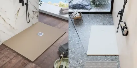 Montaggio piatto doccia sopra pavimento: due soluzioni moderne, una color sabbia su parquet, l'altra bianca su grès effetto terrazzo.
