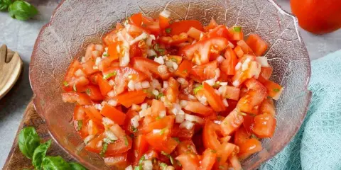 Frischer Tomatensalat mit Zwiebeln und Kräutern, perfekt für ein leichtes Tomatensalat Rezept.