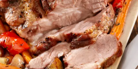 Soczysta łopatka pieczona z warzywami, idealna na obiad. Aromatyczne mięso z chrupiącą skórką i kolorowe warzywa korzeniowe.