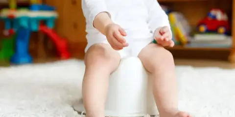 Dziecko na nocniku, doświadczające biegunki bez innych objawów.