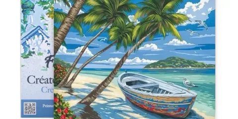 Une peinture par numéros d'une barque en plastique colorée échouée sur une plage tropicale, sous des palmiers, avec une île en arrière-plan.