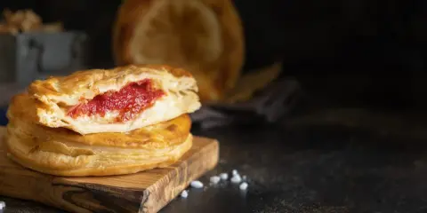 Pasticciotto leccese, un dolce tipico da provare assolutamente a Lecce, con pasta frolla e crema pasticcera.