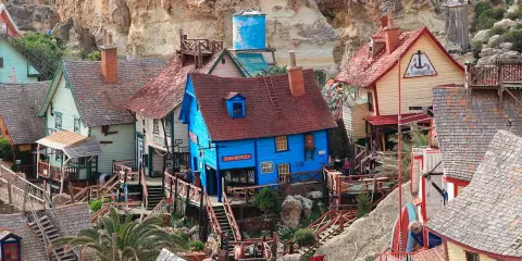 Pueblo de pescadores en Malta con casas coloridas y escaleras de madera. Un lugar ideal para visitar con niños.