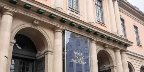 Fasad med pelare och valv leder till Nobel Prize Museum.