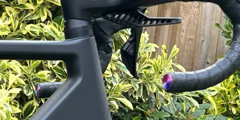 Narzędzie do pomiaru mostka rowerowego zamontowane na kierownicy. Dowiedz się, jak zmierzyć mostek rowerowy, by dopasować go do siebie.