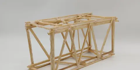 Maqueta de puentes de palos con estructura triangular, unida con pegamento blanco.