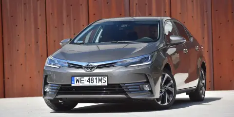 Szary sedan Toyota Corolla 1.6 benzyna, zapytaj o spalanie.