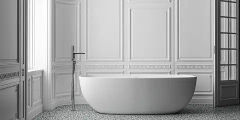Elegancka łazienka ze sztukaterią, wolnostojącą wanną i nowoczesną armaturą.