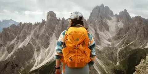 Widok na majestatyczne Cadini di Misurina z plecakiem na plecach.