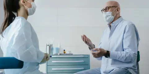 Pacjent rozmawia z lekarką o sposobach na pocenie się w miejscach intymnych.
