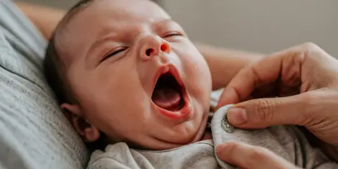 Bebé bostezando, quizás uno de esos despertares nocturnos de un bebé de 1 año.