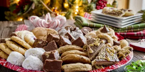 Bandeja festiva con dulces navideños: galletas, fudge de chocolate y más. ¡Perfecta para aprender como preparar una bandeja de dulces navideños!