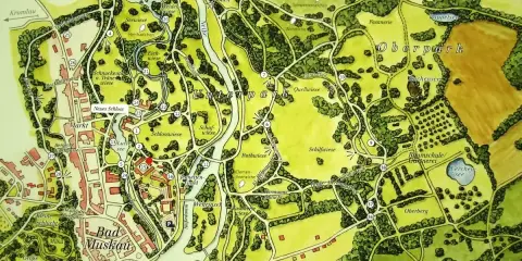 Mapa Parku Mużakowskiego: atrakcje obejmują Neues Schloss, Oberpark, liczne stawy i malownicze polany.