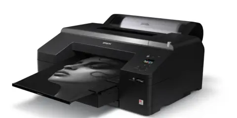 Czarna drukarka Epson tworzy wydruk wysokiej jakości fotograficznej z wizerunkiem twarzy.