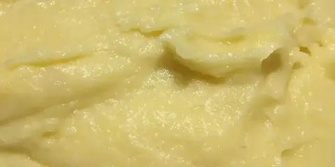 Un cremoso pure di patate, soffice e invitante, pronto per essere gustato.
