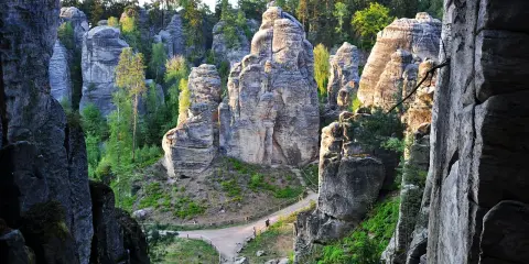 Skalne miasto Adršpach: labirynt piaskowcowych wież, ścieżki i zielone zbocza zapraszają do odkrywania jego atrakcji w okolicy.
