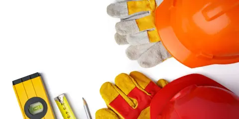 Cascos, guantes, nivel y cinta métrica, elementos esenciales para cualquier proyecto. Este documento epis garantiza tu seguridad.