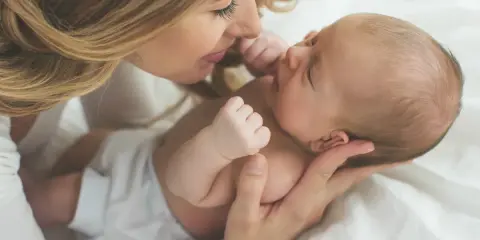 Delikatna mama tuli noworodka. Odruch moro do kiedy jest normalny?