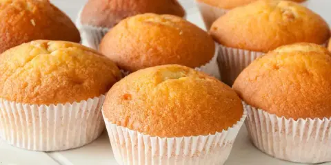 Złociste muffinki, idealne na każdy dzień. Ten uniwersalny przepis na muffinki sprawi, że będą puszyste i pyszne.