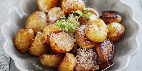 Ugnsrostade småpotatisar med parmesan och örter. Ett perfekt potatis recept för alla tillfällen.