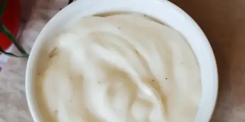 Perfekcyjny sos śmietanowy z mąką: sekret bez grudek!