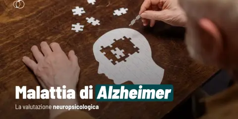 Mani anziane compongono un puzzle a forma di testa, simboleggiando la progressione della malattia di Alzheimer in quanto tempo degenera.