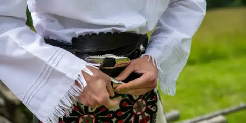 Spodnie góralskie, zwane portkami, z ozdobnymi haftami i pasem z klamrą.