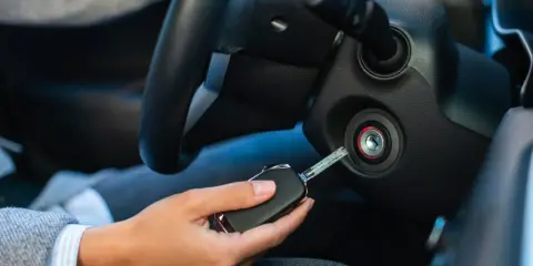 Kluczyk do Renault Master nie reaguje. Próba uruchomienia silnika kończy się fiaskiem, co może oznaczać problem z immobilizerem lub stacyjką.