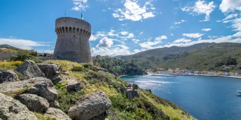 Torre del Compagno, un must tra le cose da vedere a Capraia, domina il golfo azzurro e il borgo colorato.
