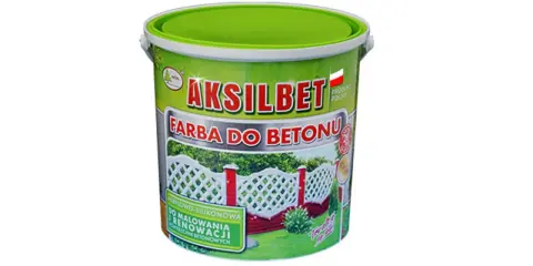 Jaka farba do betonu na zewnątrz? Pojemnik farby Aksamit do malowania i renowacji powierzchni betonowych, z widokiem na biały płotek.