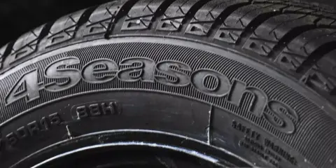 Opony wielosezonowe opinie: szczegół bieżnika z napisem "4Seasons" i oznaczeniem 205/55R16 91H.
