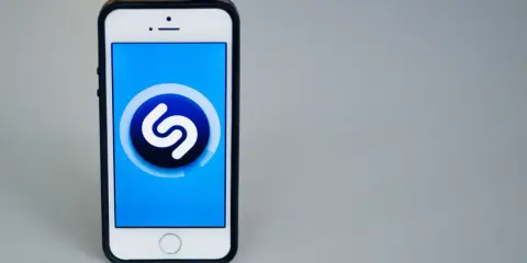 Un smartphone affiche l'application Shazam, une aide précieuse pour identifier les instruments de musique et les chansons.