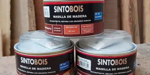 Latas de masilla de madera Sintobois, ideal para emplastecer paredes y reparar huecos. Secado rápido y sin merma.