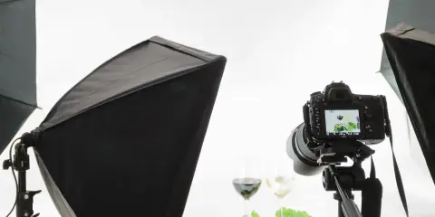 Profesjonalne oświetlenie studyjne i aparat na statywie tworzą idealne warunki do fotografowania, jak w namiocie bezcieniowym DIY.