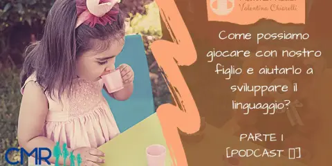 Bambina con corona gioca, scopri come stimolare il linguaggio con giochi divertenti. Podcast parte 1.