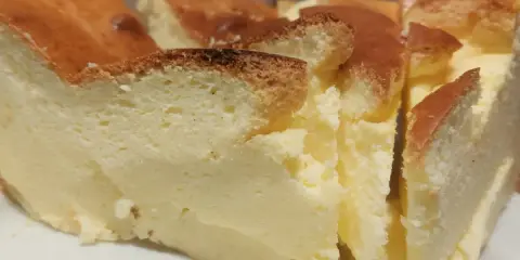 Puszysty sernik bez budyniu, z lekko przypieczoną skórką. Idealny, gdy szukasz alternatywy czym zastąpić budyń do sernika.