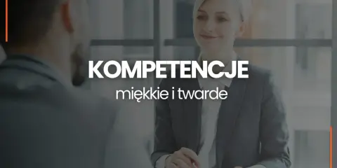 Kobieta i mężczyzna podczas rozmowy kwalifikacyjnej. Na pierwszym planie tekst "KOMPETENCJE miękkie i twarde".
