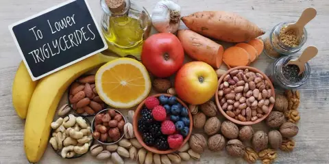 Zdrowe produkty spożywcze, które pomagają obniżyć trójglicerydy: owoce, orzechy, nasiona, fasola, bataty, czosnek, oliwa.