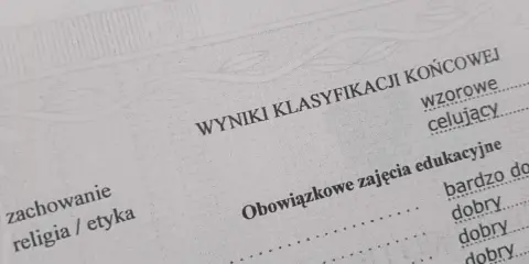 Wyniki klasyfikacji końcowej, kluczowe dla podania do szkoły średniej. Widoczne oceny z zachowania, religii i języka polskiego.