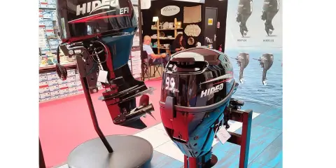 Deux moteurs hors-bord HIDEA EFI, un 9.9 CV et un plus grand, sont exposés. Les avis sur les moteurs HIDEA sont positifs.